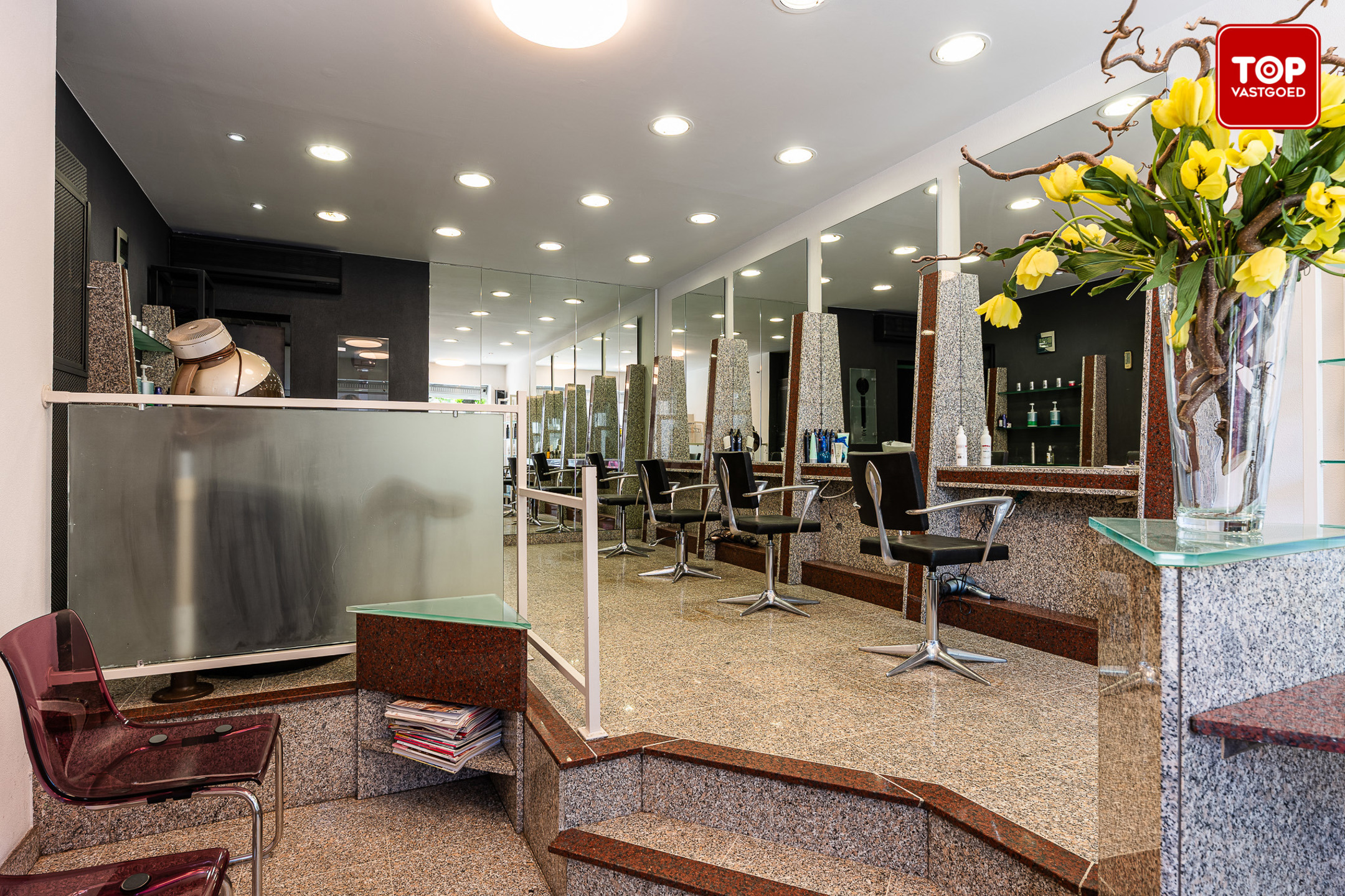 Woning met handelsgelijkvloers op een commercieel interessante ligging. - foto 4