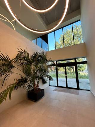 'Hèlen Park' is een nagelnieuw project met standing en uitstraling, gelegen op een belangrijke invalsweg te Waregem. <br /><br />Nieuwbouwappartement op de bovenverdieping (penthouse):<br />* 2-slaapkamerappartement (86m²) met terras van 18m², pal op het zuiden<br />* geen inkijk en zeer lichtrijk<br />* zeer kwalitatief afgewerkt: gezellige leefruimte met parketvloer en open, geïnstalleerde keuken <br />* badkamer voorzien van dubbele wastafel, inloopdouche en ligbad<br />* ruime berging/wasplaats en een afzonderlijk gastentoilet<br />* warmtepomp in combinatie met vloerverwarming, zeer energie zuinig.<br />* ventilatie TYPE D<br />* bij aankoop van een appartement mogelijkheid tot aankoop van een ondergrondse autostaanplaats (parkeerkelder) of extra berging.<br />* aankoop 6% mogelijk, mits wettelijke voorwaarden <br /><br />Bereikbare ligging vlakbij station, centrum, ziekenhuis en supermarkten. Wandelaars komen ook aan hun trekken in de achterliggende velden en oude spoorwegberm.<br /><br />Maak nu uw afspraak via tom@immoroba.be voor meer info of bezoek!!