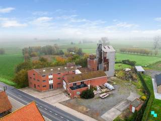 Dit karaktervol, voormalig industrieel gebouw is gelegen in een zone voor bedrijfsactiviteiten op een zuid georiënteerd perceel van 2006 m²...