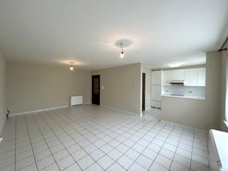 Dit instapklare 2 slaapkamer-appartement bevindt zich in het centrum van Geel, te Technische-Schoolstraat 21B. Winkels, scholen, openbaar...