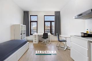 Flat te koop op uitstekende locatie.Bent u op zoek naar een interessante investering of uw eerste woonst? Hier is een uitstekende kans!Gelegen op een centrale locatie, met gemakkelijke toegang tot het openbaar vervoer en andere voorzieningen.Het appartement is praktisch/modern ingericht en heeft veel natuurlijke lichtinval.Kenmerken:- Goede locatie, strategische ligging; dicht bij de belangrijkste toegangswegen, het openbaar vervoer en andere voorzieningen.- Praktische indeling- Veel potentieel- EPC: D- Afzonderlijke meters voor water, elektriciteit en gas- Veel natuurlijk daglicht- Gemeenschappelijke recreatieruimtes- Huidige huurprijs : Bruto: 657 EUR × 12 = 7 884,00 € / Netto: 520,18 EUR × 12 = 6 242,16 EUR- ....Wenst u meer informatie of een bezoek ter plaatse? Neem dan contact op met STRUCTURA op het nummer 02/460 80 46 of via info@structura.be.