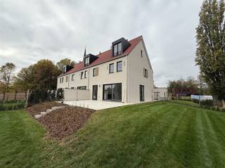 <p><span>Bien cachée sous le clocher de l'église, au milieu du pittoresque centre du village de Wakkerzeel, à deux pas de Louvain et à proximité de toutes les routes principales, nous avons le plaisir de proposer à la location cette maison jumelée de 4 chambres à coucher et 2 salles de bain. </span></p><p><span> </span></p><p><span>Cette maison neuve très économe en énergie, entièrement livrée dans les règles de l'art et construite avec des matériaux durables et d'excellente qualité, dispose d'une surface habitable utile d'environ 242 m² et d'un grand jardin donnant sur une réserve naturelle.  </span></p><p><span>Cette maison nouvellement construite, située sur un terrain de pas moins de 1709 m² dans un style architectural rural et intemporel, est finie à un niveau élevé et est équipée de tout le confort moderne, à savoir chauffage par le sol partout, pompe à chaleur air-eau, 12 panneaux solaires et récupération d'eau de pluie, ce qui contribue à une vie économe en énergie et respectueuse de l'environnement. Le loyer comprend également 2 places de parking intérieures, 1 place de parking extérieure, une cave individuelle et un local à vélos. </span></p><p><span>#En bref, une véritable opportunité pour les personnes qui souhaitent vivre de manière économe en énergie, spacieuse, intemporelle et luxueuse dans un environnement calme, accueillant pour les enfants et vert, dans un endroit unique. Disponible immédiatement. Durée minimale du bail : 3 ans. Une visite s'impose. Pour les décideurs rapides.</span></p>