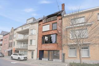 Welkom in deze woning waar ruimte, comfort en hoogwaardige afwerking samenkomen. Deze moderne woning werd gebouwd in 2013 en biedt maar liefst 193 m² bewoonbare oppervlakte, verdeeld over meerdere verdiepingen en volledig onderkelderd. Dankzij de centrale ligging bevind je je op wandelafstand van winkels, scholen en het station van Roeselare.<br /><br />Bij binnenkomst vinden we de inkomhal met lift en trap.<br />Op de eerste verdieping kom je binnen in een stijlvolle leefkeuken met Lacanche-gaskookfornuis, ingebouwde Miele-toestellen en zelfs een aparte koelcel. De gezellige zithoek sluit aan bij een open eetruimte met houthaard en grill, terwijl je via de wasplaats en het gastentoilet toegang hebt tot een sfeervol dakterras met siervijver.<br /><br />Op de tweede verdieping bevinden zich drie volwaardige slaapkamers en een afzonderlijke dressing. De badkamer is uitgerust met een ligbad, inloopdouche met regendouchekop en dubbele lavabo, met daarnaast een apart toilet. De derde verdieping verrast met een lichtrijke tweede leefruimte, gashaard, kitchenette en een groot zuidgericht terras met ingebouwde verlichting en luidsprekers – ideaal voor zwoele zomeravonden.<br /><br />De vierde verdieping biedt nog een extra slaapkamer met lavabo-aansluiting, een aparte bureauruimte met ingemaakte kasten, een technische ruimte, een extra toilet en toegang tot een ruime zolder. De woning is bovendien uitgerust met een lift die reikt van de kelder tot de derde verdieping, wat zorgt voor extra comfort en toegankelijkheid.<br /><br />Kwalitatieve materialen zoals massief parket, natuursteen van Hullebusch, aluminium schrijnwerk en automatische rolluiken in de slaapkamers benadrukken het luxueuze karakter van dit appartement. Dankzij de recente hoogrendementsketel (2023), ventilatiesysteem type C, zonneboiler en een EPC-label A ben je ook verzekerd van energiezuinig wonen.<br /><br /><strong>Ook wild geworden van deze thuis? <br />Twijfel niet langer en leg vandaag nog uw bezoek vast! </strong>