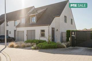 Gelegen in een rustige en kindvriendelijke straat in Rollegem geniet deze halfopen woning van een vlotte verbinding naar het centrum van Kortrijk...