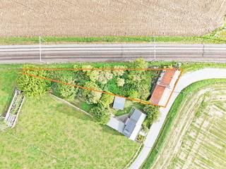 Dit woonhuis met tuin werd oorspronkelijk gebouwd tussen 1900 en 1918 (verbouwd in de jaren '50) en bevindt zich langs de Veldstraat te Roborst (Zwalm). Landelijk gelegen doch vlot bereikbaar, de pittoreske dorpskern van Munkzwalm met al zijn voorzieningen (treinstation, winkels, eetgelegenheden, ...) bevindt zich op +/- 1 km rijden. De verbindingswegen naar Oudenaarde en Brakel (N454, N415) bevinden zich eveneens vlakbij. De woning is volledig te renoveren of te slopen, het perceel heeft een oppervlakte van 810m². <br />Indeling: gelijkvloers: leefruimte, eetplaats, keuken, berging, garage en uitgestrekte tuin.<br />Eerste verdieping: nachthal en 3 slaapkamers. Er is een zolder (bereikbaar via vaste trap) en een keldertje aanwezig.<br />Er is een naastgelegen stuk weidegrond (1.660m²) optioneel bij te kopen aan 15.000 euro.<br />RENOVATIEPROJECT MET POTENTIEEL OF INTERESSANTE BOUWGROND MET EEN JUISTE PRIJS-KWALITEITVERHOUDING!! <br />Verwarming met stookolie (kachel), houten ramen met dubbel glas, verdieping met houten roostering. EPC: 1.008 kWh/(m² jaar), energielabel F (renovatieplicht), bewoonbare oppervlakte volgens EPC: 114 m² (zolder, kelder en stallen niet meegerekend), KI: €255, elektrische installatie niet conform het AREI. <br />Landschappelijk waardevolle agrarische gebieden, geen vergunning uitgereikt, geen rechterlijke of bestuurlijke maatregel opgelegd, geen voorkooprecht, geen verkavelingsvergunning uitgereikt. Geen risicozone voor overstromingen, P-score B, G-score B. <br />U kan de beschikbare attesten bij verkoop downloaden via de website janssens-leroy.be.