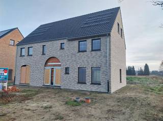 Nieuwbouwproject: Twee BEN20-woningen nabij de jachthaven van het Kanaal naar Beverlo. Ontdek dit prachtige nieuwbouwproject bestaande uit twee...