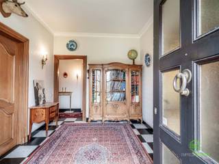 <p><span>Deze statige villa in Wellen bevindt zich op een uitzonderlijk domein van ca. 3 ha 79 a met een ideale zuidoost-oriëntatie en een indrukwekkende straatbreedte van ca. 75 meter. Een zeldzame combinatie van ruimte, privacy en bereikbaarheid met openbaar vervoer op wandelafstand en de E313 op slechts 10 km.</span></p><p><span> </span></p><p><span>De woning, opgetrokken in 1965 met kwalitatieve materialen, straalt karakter en authenticiteit uit. Gelegen in woongebied met landelijk karakter biedt deze eigendom mooie perspectieven voor renovatie en uitbreidingsmogelijkheden.</span></p><p><span> </span></p><p><span>De doordachte indeling maakt comfortabel wonen op het gelijkvloers mogelijk met een lichtrijke leefruimte, keuken met bijkeuken, bureau of extra slaapkamer, twee volwaardige slaapkamers, badkamer en apart toilet. De verdieping biedt bijkomende kamers en voldoende zolderruimte. De woning is volledig onderkelderd met inpandige garage, aangevuld met een vrijstaande garage en tuinhuis.</span></p><p><span> </span></p><p><span>Dit uitgestrekte perceel vormt een droom voor paardenliefhebbers met mogelijkheden tot het aanleggen van een looppiste en het bouwen van stallen.</span></p><p><span> </span></p><p><span>Kortom een unieke eigendom met allure, ruimte en uitzonderlijk potentieel. </span></p><p><span> </span></p><p><span>Verkavelen tot meerdere bouwpercelen behoort hier ook tot de mogelijkheden.</span></p><p><span> </span></p><p><span>De vermelde bewoonbare oppervlakte is de netto-oppervlakte van de woning met uitzondering van de bijgebouwen.</span></p><p><span> </span></p>
