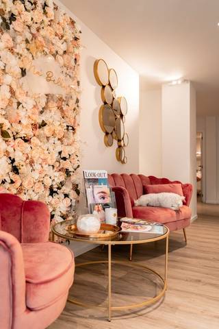 TER BESCHIKKING STELLING OP DAGBASIS<br /><br />In dit stijlvolle schoonheidssalon in het centrum van Gavere is er een praktijk/consultatieruimte beschikbaar (enkele dagen/week). <br />Ideaal voor een paramedische invulling, zoals fysiotherapeut / ergotherapeut / podoloog / diëtist / ... , en dit op een commerciële topligging.<br /><br />Huurprijs: 100 EUR / dag .<br />Energie en gebruik van de algemene inrichting is inbegrepen.<br />De specifieke modaliteiten en afspraken worden in overleg uitgewerkt.