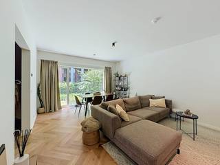 Bienvenue dans cette maison prête à emménager située dans le Kattenberg, à quelques pas du centre de Gand. Cette charmante maison allie confort et caractère et comprend trois chambres complètes, deux salles de bains modernes et une cuisine équipée.Grâce à son emplacement central, vous pourrez profiter de tous les avantages de la ville : cafés chaleureux, commerces de proximité, écoles et transports en commun sont à deux pas. Tout cela se traduit par un mobiscore parfait de 9,6/10.MISE EN PAGE :Au rez-de-chaussée : entrée, toilettes, salon, débarras, chambre 1, salle de bains.Au premier étage : coin repas avec cuisine, rangement et droit exclusif d'utiliser la terrasse sur le toit attenante.Au deuxième étage : hall de nuit, chambre 2, chambre 3, salle de bains.DISPONIBLE IMMÉDIATEMENT !