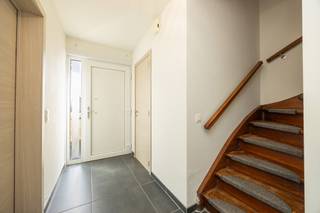 <p><strong>INSTAPKLARE, GEZELLIGE GEZINSWONING (HOB) MET 3 SLAAPKAMERS, INPANDIGE GARAGE OP RUIM PERCEEL TE GENK (WINTERSLAG)<br /><br /></strong>We vinden deze gerenoveerde, instapklare woning terug op Iepenstraat 16 te Genk op een perceel van maar liefst 7a53ca. Vandaag betekent deze locatie, wonen in een gezinsvriendelijke buurt (doodlopende straat) met vlakbij een speelweide, veel groen, de basisschool, handige buurtwinkels, de bruisende Vennestraat en C-Mine. Naast cultuur, bieden de bossen rondom de mijnterril veel wandel-, loop- en mountainbike-plezier. In no-time bereik je van hieruit ook de Hasseltweg, Genk-centrum en de oprit naar de autostrade.<br /><br />Er is echter meer! De woning onderging in 2015 een zeer grondige renovatie. Zo werden aangepakt / vernieuwd: vloerisolatie, waterleidingen en afvoeren, elektriciteit (conform en aansluiting voor eventuele zonnepanelen werd reeds doorgetrokken naar de zekeringenkast), verwarmingsinstallatie op aardgas, namelijk een HR-topketel, de ramen en deuren (PVC met driedubbele beglazing), grotendeels elektrische rolluiken,… Er werd verder nog een pellet-kachel geplaatst in de woonkamer (met katalysator naar de keuken) en bovendien werd onlangs de voorgevel, de inkom- en traphal en bovenverdieping geschilderd en werden de kamers boven van nieuwe binnendeuren voorzien.<br /><br />Op het gelijkvloers bevinden zich een inkomhal met gastentoilet en vestiaireruimte die rechts leidt naar de leefruimte met gezellige pellet-kachel en rechtdoor naar de goed uitgeruste keuken met granieten werkbladen en spatwanden voorzien van amerikaanse koelkast, inductie-kookvuur, afzuigkap, wastafel met afdruiprek en uitneembare mengkraan, afwasmachine, microgolfoven en heteluchtoven. Vanuit de leefruimte bereik je via een grootschuifraam het overdekt terras. Naast de keuken bevindt zich een ruime wasplaats die op zijn beurt leidt naar de inpandige garage met sectionaal-poort en naar de veranda.<br /><br />Op de eerste verdieping, tref je via de brede nachthal de badkamer met dubbele wastafel, toilet en ruime inloopdouche en 3 ruime slaapkamers. In de nachthal bevindt zich verder nog een luik dat naar de bergzolder leidt.<br /><br />Parkeergelegenheid voor minstens 2 wagens worden op de oprit gegarandeerd, dit naast de inpandige garage. De tuin is volledig omheind en is eveneens langs het tuinpoortje rechts te bereiken.<br /><br />Koppels of gezinnen die een volledig instapklare woning zoeken op een super toffe locatie in Genk, zijn hier aan het juiste adres.<br /><br />Interesse om deze topper zelf te komen bewonderen? Contacteer ons op 011 96 51 76 of mail naar info@momentumvastgoed.be!</p>