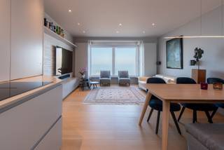 In de stijlvolle leefruimte geniet je van een adembenemend frontaal zeezicht, omringd door hoogwaardige materialen, maatwerkmeubilair en een...