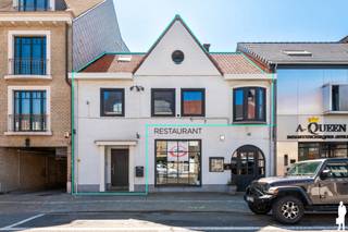<strong>Luxe duplex appartement met veel lichtinval in het centrum van Schilde</strong><br /><br /><strong>Instapklaar</strong> duplex appartement met een <strong>ruime indeling, veel lichtinval en een uitstekende ligging</strong> in het <strong>hart van Schilde</strong>.<br />Via de <strong>privatieve inkom</strong> op het gelijkvloers leidt de trap naar deze verzorgde duplex, waar ruime leefruimtes, hedendaags comfort en een praktische indeling centraal staan. Dankzij de grote raampartijen geniet het appartement de hele dag door van een aangename lichtinval.<br /><br />De eerste verdieping:<br />een <strong>privatieve inkomhal</strong> met ingemaakte vestiairekast,<br />een bijzonder <strong>lichtrijke leefruimte op parket</strong>,<br />een <strong>volledig geïnstalleerde open keuken</strong> met <strong>geïntegreerde wijnkast</strong>,<br />een <strong>bureau of extra slaapkamer met rechtstreekse toegang tot het terras</strong>,<br />een praktische<strong> berging/technische ruimte</strong>,<br />een gastentoilet,<br /><strong>airconditioning over de volledige verdieping.</strong><br /><br />De tweede verdieping:<br />een <strong>nachthal,</strong><br />een <strong>ruime hoofdslaapkamer met ingemaakte kasten en airco</strong>,<br /><strong>twee bijkomende slaapkamers</strong> waarvan één <strong>met dressing en toegang tot wasplaats</strong> en één <strong>voorzien zijn van airconditioning</strong>,<br />een <strong>ruime badkamer</strong> uitgerust met een <strong>ligbad, inloopdouche en dubbele lavabo</strong>,<br />een <strong>afzonderlijk toilet</strong>.<br /><br />Het terras:<br />een <strong>aangenaam terras </strong>bereikbaar vanuit de bureau-/slaapkamer, ideaal om in alle rust van het buitenleven te genieten.<br /><br />Algemeen:<br />zeer <strong>energiezuinig </strong>appartement (EPC < 100),<br /><strong>geen gemeenschappelijke lasten,</strong><br /><strong>airconditioning</strong> op de volledige eerste verdieping en in twee slaapkamers,<br /><strong>14 zonnepanelen,</strong><br /><strong>totaalrenovatie en uitbreiding uitgevoerd in 2013</strong>,<br /><strong>nieuwe ramen</strong> geplaatst tussen 2020 en 2022, met <strong>akoestische beglazing </strong>aan de voorzijde,<br /><strong>privatieve berging i</strong>n de tuin van het handelspand op het gelijkvloers,<br /><br />Een verrassend <strong>ruim en energiezuinig duplex appartement </strong>dat <strong>comfort, licht en een centrale ligging </strong>moeiteloos combineert. Ideaal voor wie op zoek is naar een <strong>instapklare woonst met alle voorzieningen op wandelafstand.</strong>