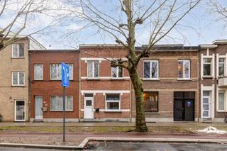 Deze volledig te renoveren rijwoning in Deurne-Zuid met de grens van Borsbeek bestaat uit: inkom, leefruimte met aansluitend mooie ruimte voor de keuken, bijkeuken, badkamer en zeer grote zuidgericht tuin. <br />Op de eerste verdieping zijn er 3 grote slaapkamers. Onderaards is er nog een handige kelder.<br />Deze woning is gelegen vlakbij de stedelijke basisschool Fort Uniek, Carrefour, Brico, enz....<br />In 2009 werd er een volledig nieuwe achterbouw gerealiseerd waardoor het volume is vergroot.