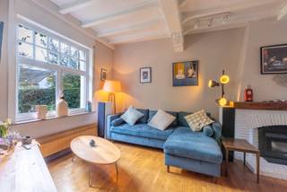 <p><strong>Karaktervolle gezinswoning met leuke tuin, garage en veel bergruimte<br /></strong>Gelegen vlakbij centrum Dilbeek, scholen en invalswegen.<br /></p><p>Deze statige cottagewoning met karakter, ruimte geniet een uitstekende ligging. Ze omvat meerdere ruime slaapkamers en een bureau op het gelijkvloers.</p><p></p><p>De woning heeft een warme uitstraling en een doordachte indeling, inkomhal met vestiaire en toilet, apart bureau, woonkamer met pelletkachel en charmante parketvloer, een mooie halfopen keuken met Belgische blauwe steen.<br /><br />Leef en keukenruimte geven uit op het overdekte terras met eikenhouten pergola die fungeert als verlengde van de leefplaats, zeker in voorjaars- en zomerseizoen.</p><p></p><p>Drie slaapkamers (14m² - 13m² -10 m²), badkamer met ligbad en douche, apart toilet, én een ingerichte zolderverdieping als vierde kamer of hobbyruimte.<br /><br />Volledige onderkeldering met garage, wasplaats en meerrdere ruime kelderruimtes. Technische leidingen, aanvoeren en afvoeren werden volledig vernieuwd in 2008.<br /><br />De tuin is afgesloten, heeft een mooie orientatie en is te genieten zonder enige inkijk.<br /></p><p>Mits beperkte opfrissing is deze woning een uitgelezen kans voor de liefhebber van charmant wonen.<br /></p><p><strong>Bijzonder voordeel, </strong>de woning werd opgenomen in de vastgestelde erfgoedinventaris, en hierdoor geniet de woning een vrijstelling van de renovatieplicht ondanks label F.<br /></p><p>EPC 561 kWh/m²jaar label F<br />Code 3708068<br />Asbestveilig<br />Elektrische keuring conform arei</p>