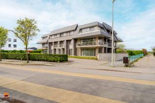 In de Weststraat te Sleidinge, op wandelafstand van tal van winkels, faciliteiten en openbaar vervoersmogelijkheden, stellen wij u dit appartement...