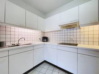 <p><span>Appartement gelegen in het centrum van Brasschaat.</span></p><p><span> </span></p><p><span>Appartement op de 3de verdieping (mét lift), in het centrum van Brasschaat. Vlakbij de vele winkels, banken, openbaar vervoer en op slechts 1 km van de oprit van de autosnelweg is de ligging ideaal voor mensen die houden van de gezellige drukte van een dorpskern. Het appartement bestaat uit een inkomhal met vooraan een ruime woonkamer van +/- 34m² op laminaat en een aparte keuken. Verder heb je achteraan een badkamer met ligbad/douchevoorziening, enkele lavabo met kast, spiegelkast en toilet, berging voorzien van aansluiting voor wasmachine, de slaapkamer (+/- 15m²)en een extra kamer, perfect voor een bureau of dressing. Achteraan is er een klein terras voorzien. </span></p><p><span> </span></p><p><span>De vaste kosten bedragen 45,- euro/maand (elektriciteit gang en lift)</span></p><p><span>Provisiekosten : 70,- euro/maand (privé waterverbruik)</span></p><p><span> </span></p>