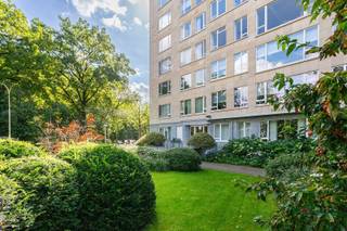 Volledig vernieuwd appartement op een prachtige groene locatie aan de Beukenlaan, vlak bij Park Den Brandt en het Nachtegalenpark. Je woont hier rustig en residentieel, terwijl het Zuid, het centrum en de belangrijkste in- en uitvalswegen vlot bereikbaar zijn.<br /><br />Het appartement werd van kop tot teen gerenoveerd met aandacht voor kwaliteit, comfort en een tijdloze afwerking. De lichte eiken parketvloer, zwarte accenten en het groene uitzicht zorgen voor een warme en moderne uitstraling.<br /><br />Het ruime leefgedeelte biedt alle plaats voor een mooie eetkamer en gezellige zithoek. Aansluitend bevindt zich de open leefkeuken in mat zwart, met Dekton werkblad en groot kookeiland. Miele-inbouwtoestellen en een BORA-kookplaat met geïntegreerde afzuiging maken de keuken compleet.<br /><br />Verder beschikt het appartement over twee volwaardige slaapkamers en een mooi afgewerkte badkamer met keramische travertintegels, een meubel in notelaar met Corian werkblad en een ruime inloopdouche.<br /><br />Ook op vlak van comfort werd aan alles gedacht, met nieuwe ramen, nieuwe radiatoren met individuele regeling en een inbraak- en brandwerende inkomdeur.<br /><br />Een privatieve kelderberging is inbegrepen en er is mogelijkheid om een autostaanplaats in het gebouw aan te kopen.<br /><br />Kortom: een ruim en volledig vernieuwd appartement waar je zonder zorgen kan intrekken. Een mooie combinatie van ruimte, comfort en kwaliteit op een prachtige locatie in Antwerpen.<br /><br />Epc: B, P-score: A, G-score: A, Stedenbouwkundige gegevens in aanvraag