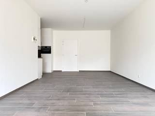 <u><strong>Serviceflat met inpandig terras in een moderne, luxueuze residentie met prachtig aangelegde binnentuin en alle voorzieningen bij de hand! </strong></u><br /><br /><u><strong>Deze serviceflat is onmiddellijk beschikbaar!<br />Huurprijs: € 32,70* per dag + € 25,48** per dag basisdiensten = € 58,18 per dag = € 1.745,40  per maand<br />Voorschot gas: € 1,00 per dag*** (u hoeft zelf géén gascontract af te sluiten!<br />Kelderberging inbegrepen in de huurprijs.  </strong></u><br /><br />Heeft u nood aan wat extra zorg en wil u graag naar een serviceflat verhuizen, dan is residentie Ursulinenhof een goede keuze. <br /><br />Deze serviceflat ligt in blok F, op de derde verdieping, en is bereikbaar via de Lombaardstraat. De open leefruimte heeft een groot schuifraam met aansluitend het terras. Verder is er een slaapkamer met ensuite badkamer en beschik je in de kelder over een berging. <br /><br />Residentie Ursulinenhof is een luxueuze zorgresidentie: op een AAA-locatie, met een prachtige binnentuin, een brasserie waar zelfs niet-bewoners met veel plezier een hapje gaan eten, zorg van het hoogste niveau en bovendien een imposante architectuur, gebaseerd op het voormalige Ursulinenklooster dat eeuwenlang op de site bestond. U geniet er van de nodige zorgen en kan naar eigen behoefte opteren voor maaltijden (in de brasserie of in de rust van uw eigen penthouse), kinesitherapie, ergotherapie, kappersbehandelingen, pedicure, medische zorgen, ... <br />Het modern oproepsysteem is meer dan "druk op de knop voor hulp": bel rechtstreeks met één van de medewerkers voor al uw vragen, geef in het systeem aan wanneer u veilig thuis bent of erop uit trekt, kijk wie er aan de deur staat, ... Alle functies om het u makkelijk te maken, staan op één scherm. <br /><br />Spendeert u uw zilveren jaren in deze charmante serviceflat? Contacteer ons voor meer informatie of surf naar www.vdv-vanderveken.be/te-huur, kies voor dit appartement en vul de fiche in (in het gouden balkje op “Ik wil dit pand huren!” klikken).<br /><br /><em>*De prijs van de huurcomponent wordt jaarlijks geëvalueerd<br />**Basisdagprijs en huurcomponent onderhevig aan indexaties gebaseerd op overschrijding van de spilindex. Dit is volledig in beheer van Korian vzw. <br />*** De kosten voor het privatief gasverbruik worden jaarlijks afgerekend, waardoor u één keer per jaar te veel betaalde voorschotten kan recupereren of het verbruik dat niet kon worden gedekt met de voorschoten dient bij te betalen. </em>