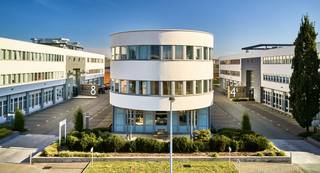 Fantastisch gelegen kantoren met een oppervlakte van 816 m² te koop op minder dan 1 km van de op- en afrit R0. Vlotte bereikbaarheid met het...