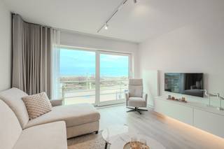 Studio haut de gamme avec coin couchage séparé situé au premier étage de la résidence Sirenuse, Zeedijk 55 Nieuwpoort. L'ouverture et la sensation d'espace ont été choisies en permettant d'ouvrir complètement la zone de couchage à l'aide d'un système de paroi coulissante pratique. L'impression de mer vous envahit dès que vous entrez. Emplacement idéal à proximité des commerces, sortie latérale Albert I Laan possible et possibilité de louer une place de parking.Disposition :- hall d'entrée- coin nuit séparé avec lit intégré et placards- espace de vie lumineux- cuisine ouverte avec réfrigérateur, plaque à induction, four combiné et lave-vaisselleAvantages :- rénové haut de gamme- vue magnifique sur la mer et les dunes- emplacement idéalVous recherchez un appartement magnifiquement rénové avec vue frontale sur la mer ? N'hésitez pas à prendre rendez-vous !