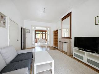 Tel. : 0456 12 69 37 / E-mail : kilian.f@weinvest.be<br /><br />We Invest biedt u exclusief dit prachtige ongemeubelde appartement met één slaapkamer aan, gelegen nabij het Zoniënwoud en alle voorzieningen (openbaar vervoer, winkels, restaurants, ...).<br /><br />Het appartement is gelegen op de gelijkvloerse verdieping van een kleine mede-eigendom en bestaat uit: een woonkamer in enfilade die aansluit op de eetkamer, een volledig uitgeruste keuken, een slaapkamer van 16 m² en een tuin met terras.<br /><br />Het appartement beschikt tevens over een wasruimte in de kelder van hetzelfde gebouw, evenals een garagebox.<br /><br />Kosten: €75 provisie voor warm water en verwarming, evenals €15 forfait voor het onderhoud van de gemeenschappelijke delen.<br /><br />EPC: G<br /><br />Beschikbaar vanaf 15/10.<br />Huurcontract van 3 jaar of 1 jaar.<br /><br />Zeker een bezoek waard!