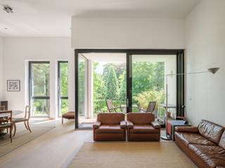 <strong>Ruim en lichtrijk 2-slaapkamerappartement met zonneterras in een groene en rustige omgeving vlakbij de Coupure.</strong><br /><br /><em>Bezoekdag op donderdag 11 december '25 tussen 12u en 13u. Voor een bezoek schrijf u in op info@carloeggermont.be </em><br /><br />Gelegen op de tweede lijn, tussen het groen, bevindt dit appartement zich op de eerste verdieping van een verzorgde en recente residentie (2013). Hier woon je in alle rust, en toch op wandelafstand van het bruisende stadscentrum.<br /><br />Het appartement geniet een praktische indeling en uitzonderlijke plafondhoogtes. De ruime leef- en eetruimte baadt in het licht en geeft via het terras uit op de gemeenschappelijke tuin. Aan de achterzijde bevinden zich twee volwaardige slaapkamers.<br /><br />Extra troeven zijn de fietsenberging, een kelderberging en een autostaanplaats. <br /><br />Kortom: de ideale combinatie van ruimte, licht, rust en ligging in hartje Gent.<br /><br /><strong>Domicilie verplicht (GEEN studenten)</strong><br /><strong>Beschikbaar vanaf 1 januari 2026. <br />Contracttype: lange termijn<br />De maandelijkse kosten: € 65<br />Staanplaats: € 80<br />Alle verbruik van EGW is individueel</strong>