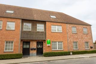 In het hart van Heestert vind je deze karaktervolle en instapklare gezinswoning in pastoriestijl terug te vinden. Bij het binnenkomen via de stijlvolle inkomhal met gastentoilet, word je meteen verwelkomd in een warme lichtrijke leefruimte die naadloos overgaat in de open en volledig uitgerust keuken. Van hieruit geniet je van het zicht op de zonnige tuin met zuidwest-oriëntatie. De tuin is bijzonder praktisch dankzij de handige achterweg via de garage, toegankelijk te voet, met de fiets of met de wagen. Op de eerste verdieping bevinden zich drie volwaardige slaapkamers en een ruime, moderne badkamer met dubbele lavabo in meubel, ligbad en comfortabele instapdouche. Om het plaatje compleet te maken is er bovendien nog een grote zolderruimte en presteert de woning energetisch ook zeer sterk! Interesse in een instapklare topper? Neem nu contact voor uw bezoek!