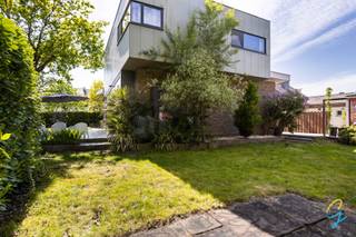 In een rustige en idyllische wijk, vlakbij het centrum van De Pinte, bevindt zich deze instapklare woning met een uitstekende ligging. U geniet hier van absolute rust, terwijl alle voorzieningen en het centrum zich op korte afstand bevinden. Bovendien ligt het prachtige Parkbos op wandelafstand.<br /><br />Indeling<br />Via de inkomhal met gastentoilet en bureauruimte betreedt u de lichtrijke woonkamer, die naadloos aansluit op de keuken. Vanuit de keuken heeft u toegang tot een aangenaam terras. Op het gelijkvloers bevinden zich daarnaast nog een slaapkamer met aansluitende dressingroom en een badkamer uitgerust met zowel douche als bad.<br />Extra bergruimte is voorzien achter de keuken.<br /><br />Op de eerste verdieping vindt u drie volwaardige slaapkamers, een tweede badkamer met douche en lavabo tevens is nog een apart toilet. Een ruime zolder sluit het geheel af. <br /><br />Deze voormalige bungalow werd in 2011 grondig verbouwd en uitgebreid met een extra woonunit op de bovenverdieping. De combinatie van oud en nieuw zorgt voor een harmonieus geheel met een hedendaags comfortniveau.<br /><br />Troeven<br /><br />Instapklaar<br />Grondig verbouwd in 2011<br />24 zonnepanelen met groenestroomcertificaten. <br />Energiezuinig (EPC B)<br />Rustige, groene omgeving<br />Uitstekende bereikbaarheid<br /><br />Bezoeken<br />Bezoeken zijn mogelijk, mits afspraak.<br /><br />Contacteer:<br />Simon Coens<br />📞 0478/206.774<br />✉️ simon@cornelis-goeman.be<br /><br />Of website : Cornelis &amp; Goeman.