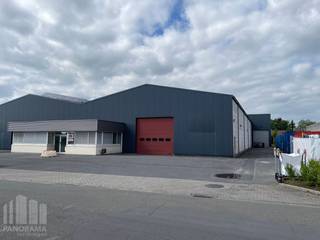 Deze functionele magazijnsite omvat twee magazijnruimtes van respectievelijk +/- 800 m² en +/- 1.195 m², goed voor een totale magazijnoppervlakte van +/- 1.995 m².<br />Beide ruimtes zijn toegankelijk via een automatische sectionale poort (4,90B x 4,50H). Het dak werd in 2025 volledig vernieuwd en geïsoleerd. De vrije hoogte varieert tussen 6 en 8 meter, wat optimale mogelijkheden biedt voor efficiënte opslag en het plaatsen van racks. Daarnaast beschikt de site over een mezzanine van +/- 70 m², die extra opslag- of werkruimte biedt. Er is een elektrisch vermogen van 100 ampère aanwezig.<br /><br />Het volledig verharde terrein is voorzien van parkeergelegenheid aan de voor- en zijkant van de gebouwen en beschikt over voldoende manoeuvreerruimte voor een vlotte bereikbaarheid en gebruik van de magazijnruimtes.<br /><br />Het magazijn is strategisch gelegen nabij het centrum van Meulebeke en Tielt, op amper 4 km van de Brugsesteenweg (N50) en op slechts 5 km van de Pittemsesteenweg (N37). Via deze verbindingswegen is er een vlotte aansluiting naar de E403, op- en afrit 8 Roeselare-Beveren.<br /><br />Contacteer<strong> </strong>PANORAMA B2B voor bijkomende inlichtingen, plannen of een vrijblijvend plaatsbezoek op 05 300 800.