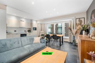 Op zoek naar een instapklaar appartement vlak bij zee? Dit centraal gelegen en volledig gerenoveerde 2-slaapkamerappartement bevindt zich op slechts 600 meter van het strand en combineert comfort, licht en energiezuinig wonen.<br /><br />De lichtrijke leefruimte sluit naadloos aan op de open, volledig geïnstalleerde keuken, die vorig jaar volledig werd vernieuwd – modern, praktisch en ideaal om gezellig te koken en te genieten.<br /><br />Verder beschikt het appartement over een ruime badkamer met douche, lavabo en wasvoorziening, een afzonderlijk toilet en twee mooie slaapkamers, waarvan één met directe toegang tot het aangename terras. Ook de tweede slaapkamer geeft uit op het terrasje, perfect om tot rust te komen.<br /><br />