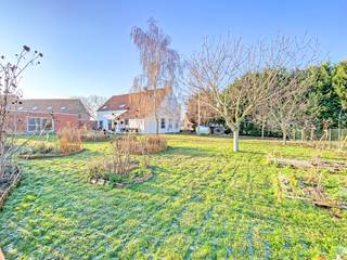 KIJKDAG ZATERDAG 17/01 VAN 14U TOT 16U! (graag vooraf inschrijven) Unieke kans! Deze ruime en lichtrijke woning is gelegen op een prachtig perceel...