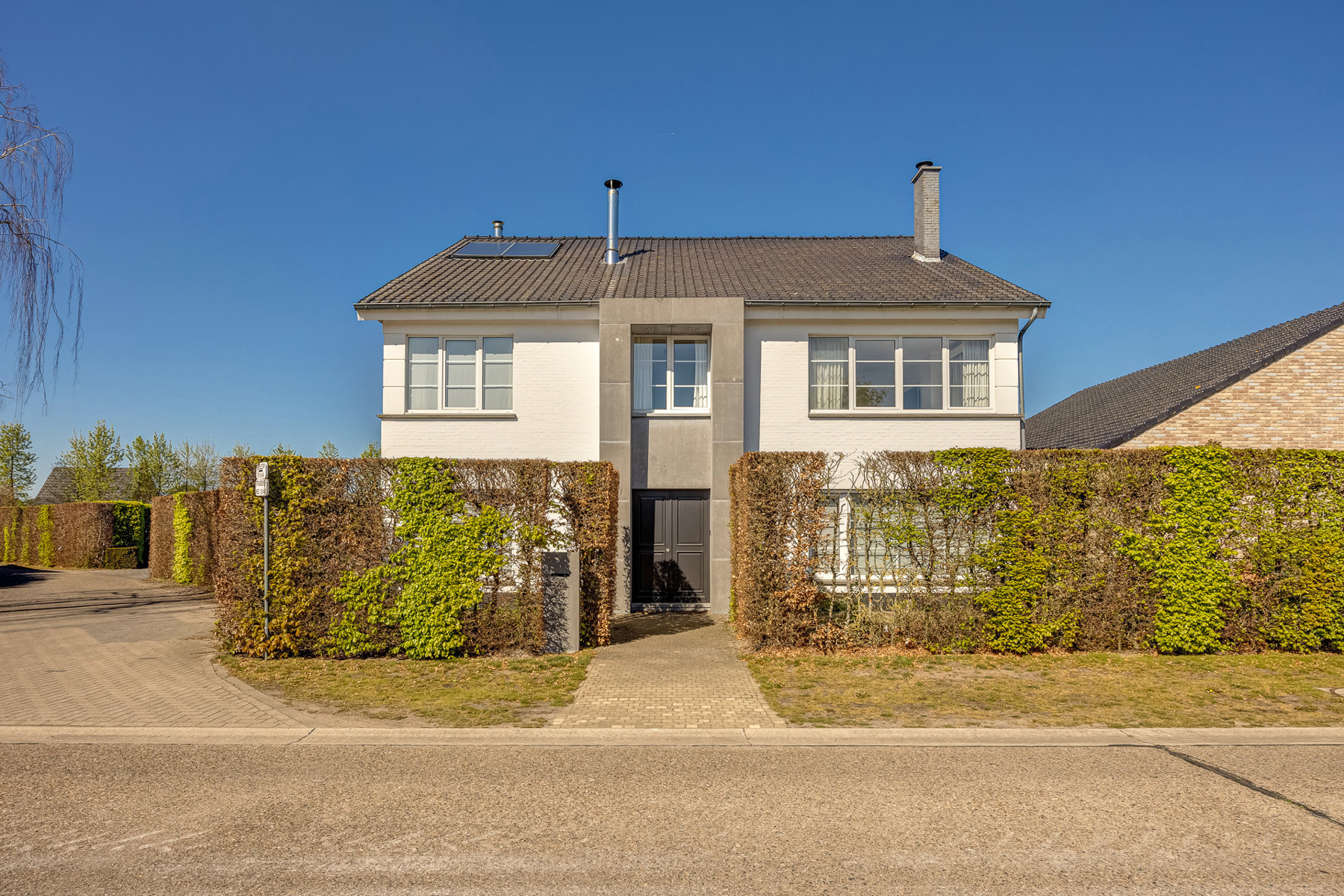 Riante, vrijstaande villa met 4 slaapkamers, zwembad en bijgebouw op een perceel van 2.680m². - foto 1