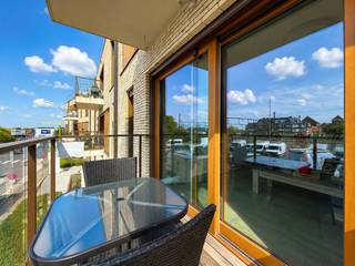 Recente assistentieflat met 2 SLAAPKAMERS, TERRAS, KELDERBERGING en PRIVATIEVE AUTOSTAANPLAATS in Zottegem! Gelegen op de eerste verdieping van Residentie “LEON” biedt deze verzorgde flat een comfortabele woonomgeving voor zowel zelfstandige bewoners, rolstoelgebruikers als zorgbehoevenden. De indeling omvat een inkomhal, lichtrijke woonkamer met aansluitend TERRAS, open keuken, ingerichte badkamer en 2 SLAAPKAMERS. Dankzij de praktische indeling, airco en extra bergruimte geniet u hier van optimaal wooncomfort. De residentie is gunstig gelegen in Zottegem nabij het centrum en station. Een aangename assistentieflat met mooie troeven en een PRIVATIEVE AUTOSTAANPLAATS! Ideaal als OPBRENGSTEIGENDOM.<br /><br />Adres: Broeder Mareslaan 89 bus 110 te Zottegem<br /><br />EPC-label A; P-score: A, G-score: A; Bestuursmaatregelen in maatregelenregister: neen.