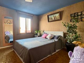 Gezellige instapklare woning met 3 slaapkamers in de Pius X wijk te Kortrijk. <br /><br />De woning heeft een inkomhall, lichtrijke open leefruimte met keuken en een badkamer met lavabomeubel en douche. Er is een afzonderlijk toilet. Op de eerste verdieping vinden we 2 slaapkamers, op het tussenverdiep is er nog een slaapkamer. De zolder is op vandaag niet ingericht maar biedt tal van mogelijkheden door de vaste trap die al aanwezig is. De woning heeft ook een praktische kelder.<br /><br />Een leuke extra is het achtertuintje/terras mét buitenbar!<br /><br />Dankzij het EPC D is er op vandaag geen renovatieplicht.<br /><br />Parkeren kan voor de deur, of er kan in de buurt een garage gehuurd worden.