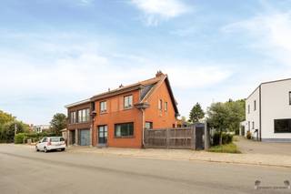RENOVATED SEMI-OPEN BUILDING WITH LICENSED WAREHOUSE (204 M²) IDEAL FOR THE SELF-EMPLOYED DOORNAARDSTRAAT 40, WOMMELGEMIn a quiet and easily...