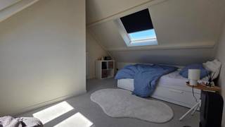 Vlakbij het (voormalig) shoppingcenter Zuid vinden we deze volledig gerenoveerde studentenkamer terug.
Het gebouw werd helemaal vernieuwd in 2024. De kamer zelf heeft een eigen private badkamer, een leuke studiehoek en een duplexverdieping. De kamer is ook bemeubeld.
Bed, bureau, kast zijn aanwezig! Ben je dus op zoek naar een leuke vernieuwde studentenkamer met toffe medestudenten dan is dit jouw kans! Let op, dit is enkel voor studenten!
huurprijs bedraagt €635 + €50 gemeenschappelijke kosten (incl. EGW en internet)
Afspraak enkel per mail via mathieu@descheldegalm.be!