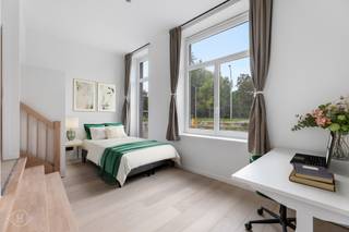 Op zoek naar een comfortabele plek om te studeren en te ontspannen? Deze ingerichte studentenkamer aan de voorzijdeop het gelijkvloers biedt alles wat je nodig hebt: een eigen badkamer met regendouche, een handige ontbijtplek met ingebouwde kasten, microgolfoven en koelkast met vriesvak. De kamer maakt deel uit van Trivest, een duurzaam studentenproject met EPC A-label. Geniet van vier moderne gemeenschappelijke keukens, een groene parkachtige binnentuin én een toplocatie op wandelafstand van campussen, station en stad. Perfect voor studenten die stijl, comfort en energiezuinig wonen willen combineren. De maandelijkse huuropbrengst wordt geschat op 690 euro. Wacht niet te lang! Contacteer ons vandaag nog via info@homies.be of 016 22 82 22. HOMIÉS, an Eye for Immo.