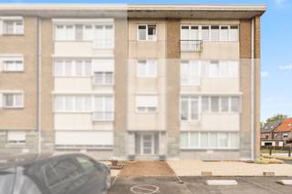 Volledig gerenoveerd en lichtrijk appartement met 3 slaapkamers en terras met aangenaam open zicht.<br /><br />Op een uitstekende locatie, vlak bij het centrum, openbaar vervoer en het ziekenhuis, bevindt zich dit volledig vernieuwde en instapklare appartement met drie slaapkamers.<br /><br />Dankzij de recente totaalrenovatie geniet u van een energiezuinige woonst met onder meer hoogrendementsbeglazing, een recente condensatieketel, een moderne ingerichte keuken en een stijlvolle badkamer. <br /><br />De indeling omvat een inkomhal, gastentoilet, praktische berging, drie volwaardige slaapkamers, een ruime en lichtrijke woonkamer met parketvloer, een volledig ingerichte keuken (oven, keramische kookplaat, koelkast, dampkap), een comfortabele badkamer en een gezellig terras.<br /><br />Daarnaast beschikt het appartement over een privatieve kelderberging. Voor het gebouw zijn er ruime parkeermogelijkheden.<br /><br />Garage afzonderlijk aan te kopen voor €29.000<br /><br />TROEVEN van dit appartement:<br /><br />- energiezuinig<br />- modern comfort<br />- open en toch centrale ligging