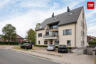 Dit uniek appartement heeft werkelijk alles in huis! In de rustige wolfputstraat, een van de meest gegeerde locaties van Oostakker.Het bestaat uit 2...