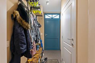 Deze instapklare halfopen bebouwing is gelegen in het gezellige grensdorp Putte, op korte afstand van het dorpscentrum. Winkels, scholen en openbaar vervoer zijn allemaal in de nabije omgeving terug te vinden. U komt de woning binnen via een aparte inkomhal met gastentoilet en berging, vanwaar u rechtstreeks doorloopt naar de leefruimte. Deze gezellige leefruimte geniet van veel lichtinval dankzij de grote raampartijen. Aansluitend is er de open keuken die in 2023 gerenoveerd werd en van alle comfort is voorzien. Verder bevindt zich op het gelijkvloers een praktische berging, die rechtstreeks toegang tot de tuin geeft. De trap leidt vanuit de leefruimte naar de nachthal op de 1e verdieping. Hier vinden we 2 ruime slaapkamers, een praktische wasplaats en een badkamer voorzien van regendouche, ligbad, toilet en dubbele wastafel met meubel. Via de vaste trap bereikt u verder nog de 2e verdieping, waar zich nog 2 volwaardige slaapkamers en de technische ruimte zich bevinden. Het perceel heeft een totale oppervlakte van 284m² en is zuidelijk georiënteerd. De toffe, volledig omheinde tuin is erg netjes aangelegd met een verhard terras. Een carport naast de woning zorgt ervoor dat de tuin makkelijk te bereiken is vanaf de straatzijde en biedt nog extra parkeergelegenheid naast de oprit vooraan. Kortom een woning waar ruimte, comfort en gezelligheid perfect samenkomen.