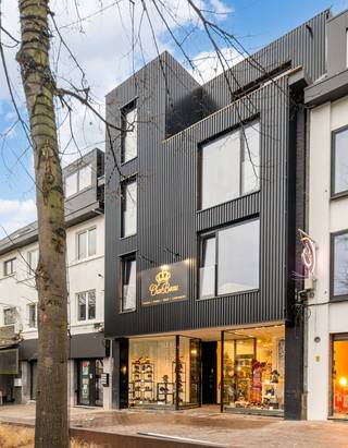 Genk-centrum, Fruitmarkt 3 - Ruim en stijlvol handelspand (230m2) met tuin en terras op commerciële toplocatie.<br /><br />Heeft u plannen om te investeren en/of te ondernemen in Genk? Dan is dit het ideale pand voor u en uw klanten, die vlot voor de deur parkeren (parking Fruitmarkt).<br /><br />Indeling: <br />Gelijkvloers: een lichtrijke winkeloppervlakte (121 m<sup>2 </sup>netto opp.), met mooie vitrine vooraan en terras aan de achterzijde.<br />Kelderverdieping (108 m<sup>2 </sup>netto opp.) met keuken-, kantoor- en stockageruimte en toegang tot de tuin aan de achterzijde.<br />Zowel kelder als tuin zijn geschikt om uw zaak creatief uit te breiden.<br /><br />Het pand beschikt over een netto winkeloppervlakte op het gelijkvloers van 121m<sup>2 </sup>, een ruime tuin met terras (± 100m<sup>2</sup>) en een kelderverdieping (108m<sup>2</sup> netto) met bureauruimte, keuken en stockageruimte.<br />De ruime kelder kan eveneens gebruikt worden als uitbreiding van de winkelruimte of een andere creatieve vulling op maat van uw zaak.<br /><br />Technische troeven:<br />- warmtepomp <br />- airco <br />- EPC-label B<br /><br />Begin 2025 wordt het schrijnwerk aan de voorzijde nog compleet vernieuwd: de etalageramen komen dan gelijk te liggen met de voorgevel, goed voor een optimale zichtbaarheid én stijlvolle uitstraling (zie grondplan).<br /><br />Het pand is momenteel verhuurd als speciaalzaak voor hoeden, lederwaren en accessoires.<br /><br />Bij "downloads" kan je alle nieuwe plannen terugvinden.<br /><br />Voor meer informatie of een plaatsbezoek kan u contact opnemen met ons kantoor via info@jurimex.be of 089/308.700.