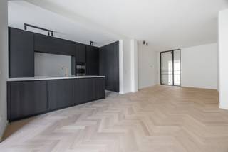 Residentie Luppen: kleinschalig renovatieproject nabij het Groen Kwartier<br /><br />Nabij het Groen Kwartier bevindt zich dit kleinschalig renovatieproject, op wandelafstand van scholen, winkels, openbaar vervoer en sfeervolle horecazaken. <br />Dit hippe project omvat 6 appartementen en 1 penthouse, met verschillende indelingen en keuze uit 1 of 2 slaapkamers, met oppervlaktes variërend van 50 tot 80 m². Elk appartement beschikt over een aangenaam, zuidgericht terras met uitzicht op het woonerf De Confiserie.<br /><br />De appartementen worden afgewerkt met kwalitatieve en duurzame materialen en zijn energiezuinig (zonnepanelen, vloerverwarming, ventilatiesysteem). Bovendien zijn alle appartementen volledig geschilderd en dus onmiddellijk instapklaar.<br /><br />Info en verkoop:<br />De verkoop geschiedt onder BTW op het constructieaandeel en registratierechten op het grondaandeel.<br />De aankoop van een kelderberging is verplicht (prijzen vanaf 4.500, exclusief aankoopkosten).<br />Optioneel kan er een ondergrondse autostaanplaats worden aangekocht.<br />Voor meer info: bel Karin op 0486/97 84 27 of mail karin@reds.be