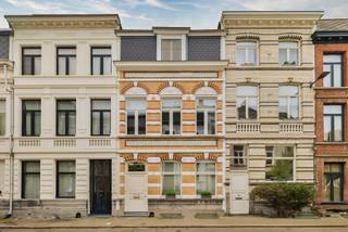 <p>Sommige huizen trekken je aandacht. Andere doen je even vertragen...<br />Deze prachtige woning op de grens van het Groen Kwartier en Oud-Berchem is er zo eentje.</p>
<p>De gevel alleen al is er eentje om even bij stil te staan. Beschermd erfgoed, rijk aan details en met die typische neoclassicistische en eclectische flair die je vandaag nog zelden ziet. Zo’n gevel die je hart spontaan een sprongetje laat maken… en terecht.</p>
<p>Binnen wordt dat gevoel alleen maar versterkt.<br />De inkomhal is ronduit indrukwekkend: verfijnde moulures, een prachtige marmeren mozaïekvloer en een elegantie die je meteen meeneemt. Achteraan vind je een praktische vestiaire met gastentoilet, en ingemaakte kasten waarin wasmachine en droogkast discreet hun plek kregen. Alles doordacht en mooi weggewerkt.</p>
<p>En ook de leefruimte voelt meteen juist.<br />Vooraan een leuke zithoek. Aansluitend een eetkamer waar diners al snel uitlopen in lange avonden. En dan de knappe keuken… strak, volledig uitgerust en met een toog die zich perfect leent voor elk moment van de dag.</p>
<p>Halverwege de trap wacht een verrassend extraatje.<br />Een terras van maar liefst 20 m², zuid-oost georiënteerd en werkelijk een verborgen parel. Hier begint je dag met zon en eindigt ze met rust. Van een rustige koffie tot een levendige BBQ met vrienden, dit is zo’n plek die al snel onmisbaar wordt.</p>
<p>Op de eerste verdieping bevindt zich een royale kamer aan de voorzijde, vandaag ingericht als een bijzonder gezellige tv-ruimte. Daarnaast de badkamer: stijlvol, ruim en helemaal op maat van jouw ritme. Kies voor een ontspannen moment in bad of een snelle, verkwikkende douche. Dubbele lavabo, tweede toilet… check.</p>
<p>De tweede verdieping biedt nog twee mooie slaapkamers, elk met hun eigen sfeer en mogelijkheden.</p>
<p>En dan het technische plaatje, minstens even belangrijk:<br />De woning werd in 2018 en 2021 grondig en smaakvol gerenoveerd, is perfect onderhouden, beschikt over een mooi EPC en conforme elektriciteit.<br />Hier koop je charme en komt de gemoedsrust erbij!</p>
<p>De ligging maakt het verhaal compleet.<br />Op wandelafstand van het station, met de fiets sta je zo in het centrum en rondom je: een heerlijke buurt.<br />Van een etentje bij Café Service tot een glas wijn bij Django, frietjes bij Café Congé of een koffietje bij Caffenation of Polly… hier woon je midden in één van de leukste stukjes Antwerpen.<br /><br />Dit is echt een huis waar je binnenkomt en... eigenlijk meteen wil blijven.<br />Benieuwd? Plan dan zeker een bezoekje in (en vergeet je slaapzak niet ;-) )!<br /><br /></p>
Troeven:<br />- Charmante woning met karakter<br />- Beschermde gevel <em>(onroerend erfgoed: burgerhuis in neoclassicistische &amp; eclectische stijl)</em><br />- Zeer gegeerde locatie<br />- Authentieke elementen<br />- Zonnig terras (niet vergund<span>)</span><br />- Smaakvolle renovatie<br />- Volledig uitgeruste, kwalitatieve keuken<br />- Ingemaakte kasten (incl. wasruimte)<br />- Droge kelder<br />- AREI conform<br />- CV op gas (condensatieketel)<br />- Dubbele beglazing<br />- Vraagprijs is richtprijs<br /><br />Wg, Gvkr, Gvv, Vg, Gmo, Geen overstromingsgevoelig gebied