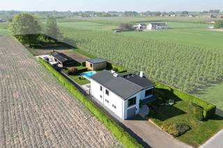 Stijlvolle gerenoveerde villa met verwarmd zwembad en paardenstallen in rustige en groene omgeving Omgeving:+ Uitzonderlijk rustig gelegen in groene...