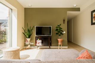 <p><strong>Quares - TREVI Groep presenteert :<br />Uniek wonen met een vleugje verbondenheid – nieuwbouw 2 slkr appartement met zonnig terras op toplocatie</strong></p>
<p>Op zoek naar een instapklaar appartement waar je geniet van je eigen privacy, maar tegelijk deel uitmaakt van een warme, kleinschalige woonomgeving? Dan is dit bijzondere woonproject in Sint-Niklaas precies wat je zoekt.</p>
<p>Dit volledig gerenoveerde project (afgewerkt in 2026) bestaat uit slechts vier appartementen en combineert het comfort van individueel wonen met een subtiele vorm van “community living”. Geen klassieke cohousing, maar een plek waar buren elkaar kennen, respecteren en, als het past, spontaan verbinden.</p>
<p>De absolute troef? Een prachtige, gemeenschappelijke tuin van ca. 800 m²: een groene oase waar je kan ontspannen, een boek lezen, genieten van de zon of af en toe samenkomen met je buren voor een gezellige babbel.</p>
<hr />
<h3><span><strong>Het appartement (1ste verdieping)</strong></span></h3>
<p>Via de trap bereik je dit lichtrijke en ruime appartement, waar kwaliteit en comfort centraal staan.</p>
<p>Bij het binnenkomen word je meteen verwelkomd in een<strong> </strong>royale leefruimte met open keuken en kookeiland, badend in natuurlijk licht. De keuken is volledig uitgerust met alle moderne toestellen (oven, microgolf, vaatwasser, inductiekookplaat, ingebouwde koelkast en diepvries) en biedt bovendien veel opbergruimte.</p>
<p>Aansluitend geniet je van een ruim terras met prachtig zicht op de tuin, de ideale plek om tot rust te komen na een drukke dag.</p>
<p>Verder beschikt het appartement over:</p>
<ul>
<li>2 volwaardige slaapkamers</li>
<li>Een moderne badkamer met inloopdouche en lavabo in meubel</li>
<li>Aansluiting voor was- en droogmachine</li>
<li>Praktische bergruimte</li>
<li>Individuele meters</li>
</ul>
<p>Alles is splinternieuw en afgewerkt met oog voor detail en hedendaags wooncomfort.</p>
<hr />
<h3><span><strong>Ligging</strong></span></h3>
<p>Rustig gelegen, maar met een uitstekende bereikbaarheid:</p>
<ul>
<li>Vlotte verbinding naar invalswegen en autosnelweg</li>
<li>Winkels, scholen en openbaar vervoer in de nabije omgeving</li>
</ul>
<hr />
<h3><span><strong>Voor wie is dit ideaal?</strong></span></h3>
<p>Dit appartement is perfect voor wie:</p>
<ul>
<li>Comfortabel en energiezuinig wil wonen</li>
<li>Houdt van rust en groen</li>
<li>Openstaat voor een warme, respectvolle buurtsfeer zonder in te boeten op privacy</li>
</ul>
<hr />
<h3><span><strong>Praktisch</strong></span></h3>
<ul>
<li>Huurprijs: €1.250/maand (inclusief gemeenschappelijke kosten)</li>
<li>Beschikbaar in een kleinschalig project met 4 entiteiten</li>
</ul>
<hr />
<p><strong>Interesse in deze unieke woonbeleving?</strong><br />Contacteer ons vandaag nog en ontdek zelf de charme van dit bijzondere project.</p>