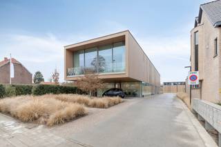 Op een uitstekende ligging in het centrum van Nazareth bevindt zich dit aangename en lichtrijke appartement op de eerste verdieping. Het...