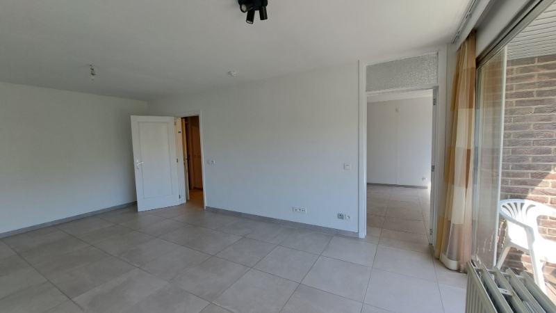 Gerenoveerde en verhuurde SERVICEFLAT met TERRAS en STANDPLAATS te koop in Assebroek Brugge - photo 4