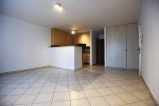 Gelijkvloerse studio (41m²) met open keuken met spoelbak, keramische kookplaat, dampkap, oven, koelkast en vaatwasser, living / slaapruimte...