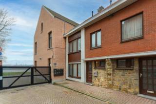 Deze woning is centraal gelegen in het hart van Burcht, op wandelafstand van winkels, horeca, openbaar vervoer en culturele voorzieningen.<br /><br />De gelijkvloerse verdieping omvat een inkomhal met gastentoilet, een woonkamer met aansluitende eetkamer en een keuken. De keuken is eveneens bereikbaar via de inkomhal, die ook toegang biedt tot de trapberging.<br /><br />Buiten kan je volop genieten van de diepe, zonnige tuin met een prachtig uitzicht op de kerk.<br /><br />De 1ste verdieping telt 3 slaapkamers, waarvan één perfect kan dienen als bureau of dressing. Bovendien genieten één van de slaapkamers en de badkamer van een mooi zicht op de Schelde.<br /><br />De ruime zolder is bereikbaar via een uittrekbare trap en wordt momenteel gebruikt als bergruimte. Mits het plaatsen van een vaste trap kan deze ruimte perfect worden omgevormd tot een extra slaapkamer of hobbyruimte.<br /><br />Een woning boordevol potentieel, ideaal voor wie graag zelf de afwerking en inrichting bepaalt.<br /><br />De woning wordt momenteel verhuurd.<br /><br />Nieuwsgierig? Wij leiden je graag rond!