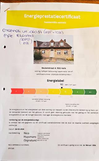 <p>Deze charmante en instapklare gezinswoning, gelegen in de Beukenstraat 4 te Halle, biedt een aangename combinatie van ruimte, comfort en energiezuinigheid. De woning staat op een mooi perceel van 465 m² en beschikt over een bewoonbare oppervlakte van 164 m². Met vier slaapkamers is dit de ideale thuis voor een gezin dat op zoek is naar ruimte en een praktische indeling.<br />Op het gelijkvloers wordt u verwelkomd in een inkomhal met gastentoilet. Vervolgens komt u in de lichtrijke woonkamer, die dankzij de grote raampartijen geniet van een aangename natuurlijke lichtinval. Aansluitend bevindt zich de volledig geïnstalleerde keuken, evenals de badkamer.<br />De eerste verdieping omvat een nachthal, vier slaapkamers en een afzonderlijk toilet. De praktische indeling zorgt ervoor dat iedere gezinslid over een eigen ruimte kan beschikken. Verder is de woning volledig onderkelderd en beschikt deze over een inpandige garage. <br />Ook buiten heeft deze woning heel wat te bieden. De volledig aangelegde tuin is zuidoost georiënteerd en beschikt over een zonnig terras waar u heerlijk kunt ontspannen. Dankzij de gunstige oriëntatie kunt u er genieten van de zon tot in de late namiddag. Bovendien is er ruim voldoende parkeergelegenheid.<br />Op het vlak van comfort en energiezuinigheid is de woning eveneens goed uitgerust. Er is een verwarmingsinstallatie op aardgas, aangevuld met warmtepompen met airconditioning en een gezellige houtkachel. Daarnaast zijn er maar liefst 20 zonnepanelen met een totaal vermogen van 6.500 Wp aanwezig.<br />Met een EPC-label B is de woning reeds goed geïsoleerd en energetisch degelijk. De elektrische installatie is conform.</p><p>Interesse in een bezichtiging? Neem contact op met TOPO-IMMO voor meer informatie of om een bezoek in te plannen.</p>